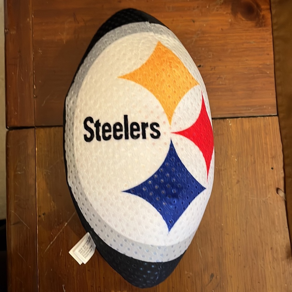 Pittsburgh Steelers NFL Pullover with plush football - Picture 6 of 7